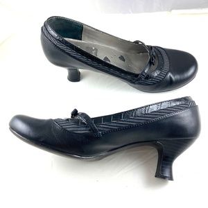 Black MaryJanes with heels, leather, patent leather and stripped pattern